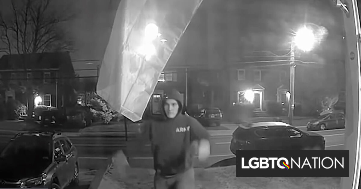 Detenidos dos militares por robar repetidamente las banderas del Orgullo de una familia