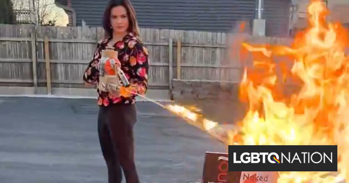El candidato del MAGA quema libros LGBTQ+ con un lanzallamas en un vídeo de campaña desquiciado