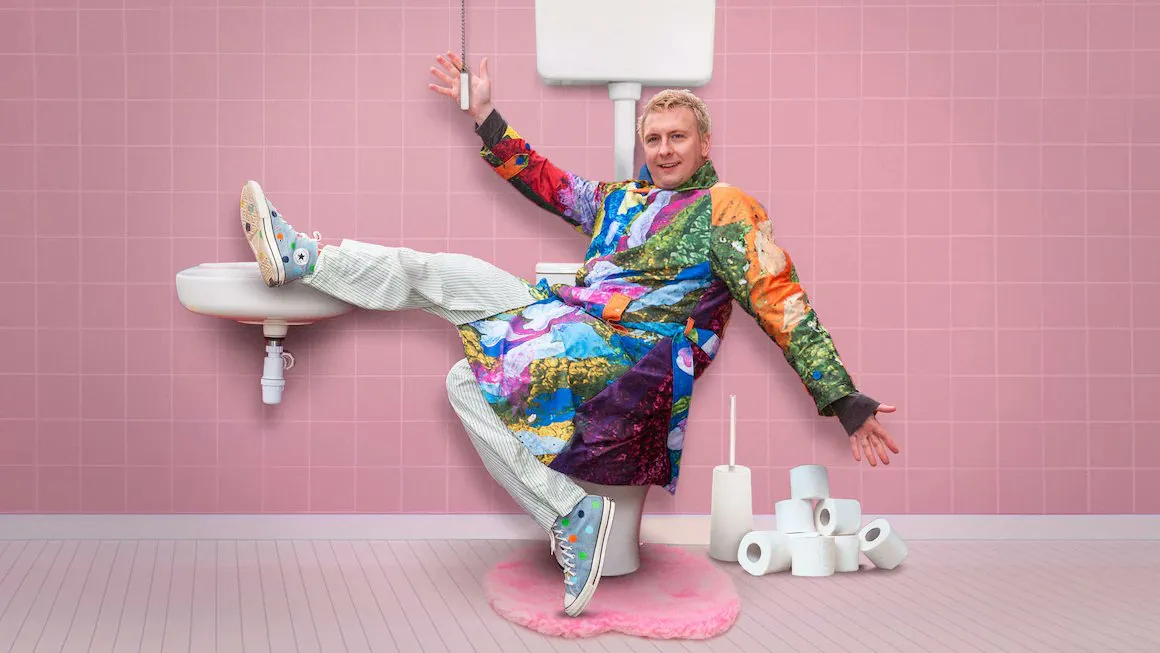 El ícono pansexual Joe Lycett provoca indignación con una exposición sobre aguas residuales: "Divertidísima y absolutamente enfurecedora"
