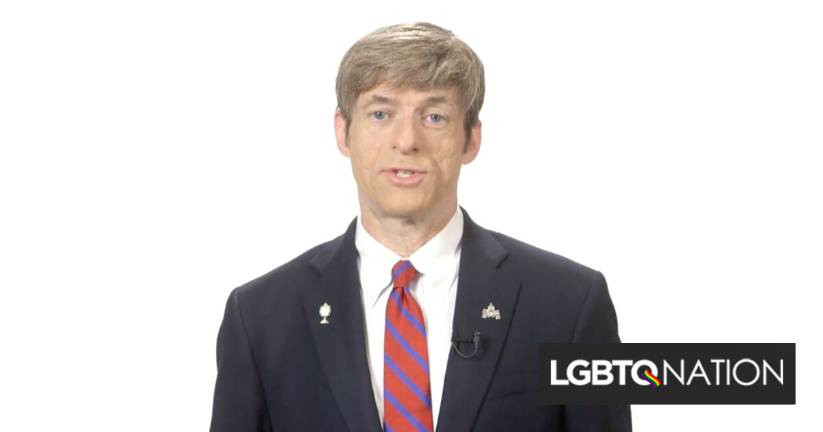 Ex activista gay despedido de una organización anti-LGBTQ+ por enviar selfies sin camiseta a hombres más jóvenes