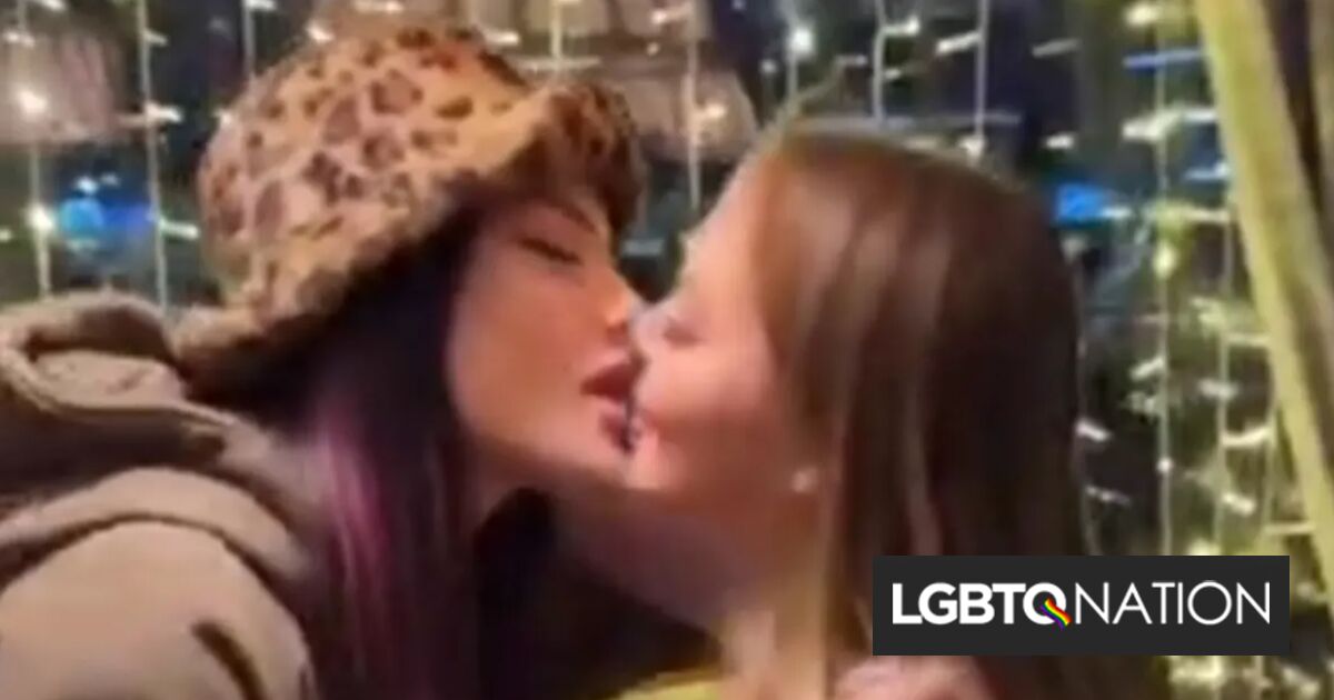 Influencers rusos perseguidos y obligados a disculparse por besarse