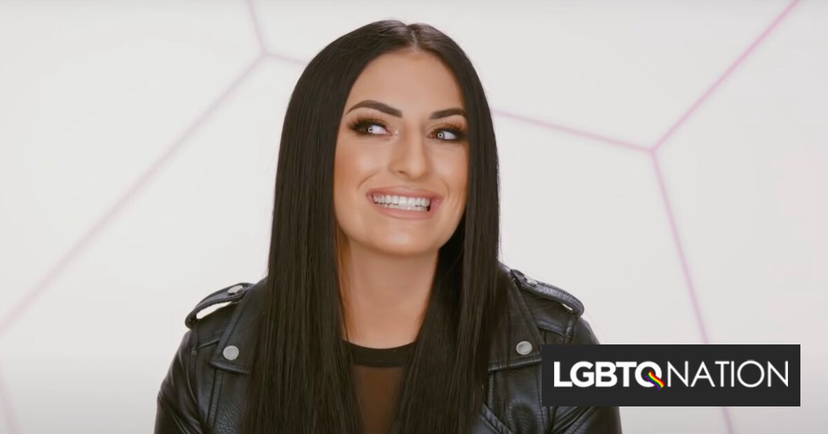 La estrella de la WWE se casa con su pareja en una conmovedora ceremonia y gana dos hijas