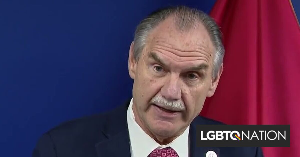 La ley que permite a los oficiantes de bodas discriminar va al gobernador de Tennessee