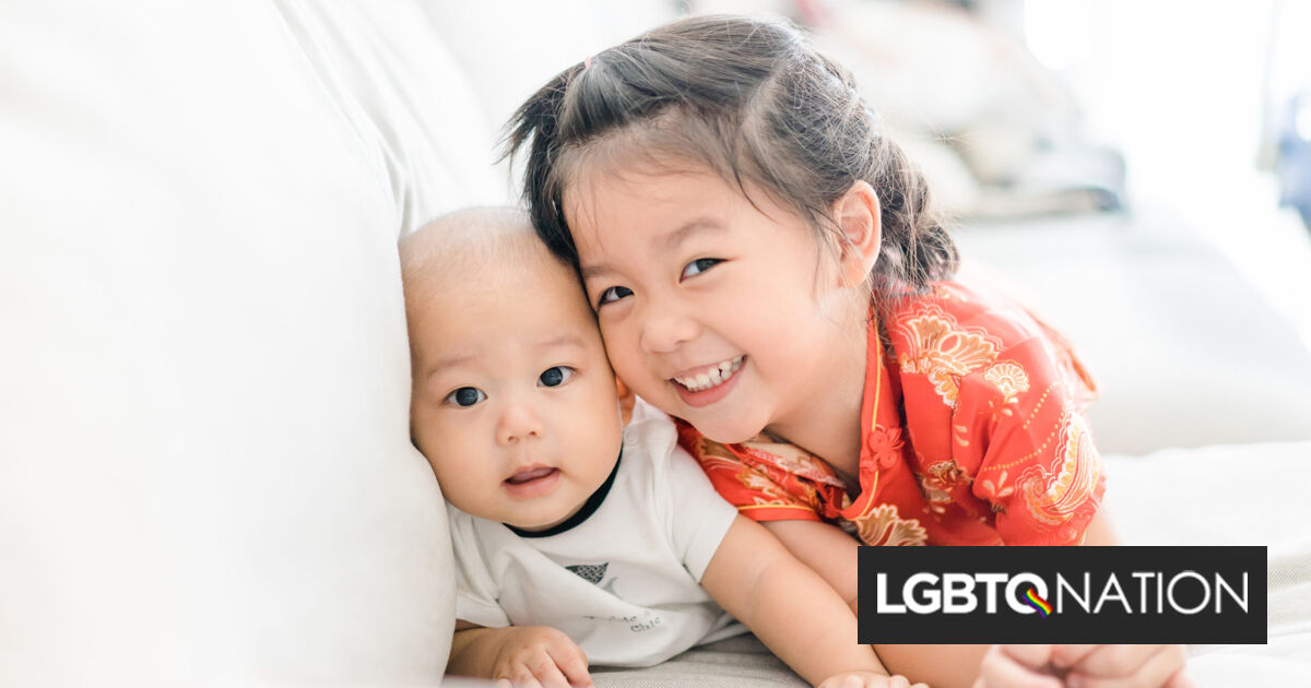 Los padres LGBTQ+ divorciados lideran la creciente tendencia de “anidar pájaros” para darles a sus hijos más estabilidad