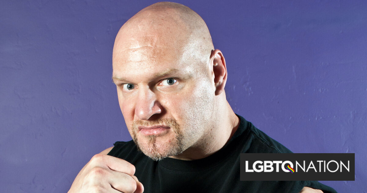 Luchador de la WWE asado por ser un hipócrita que llamó “malvado” a un fan trans