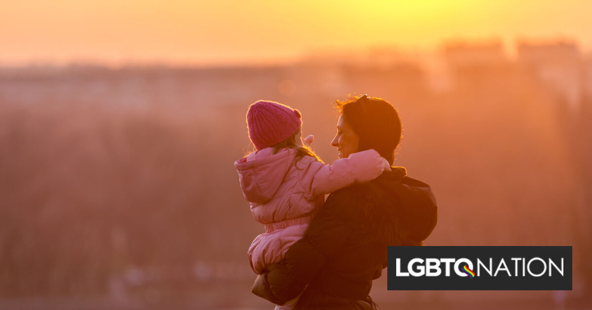 Mamá gay reflexiona sobre ser la madre que no da a luz y le dice a la gente que revise sus suposiciones