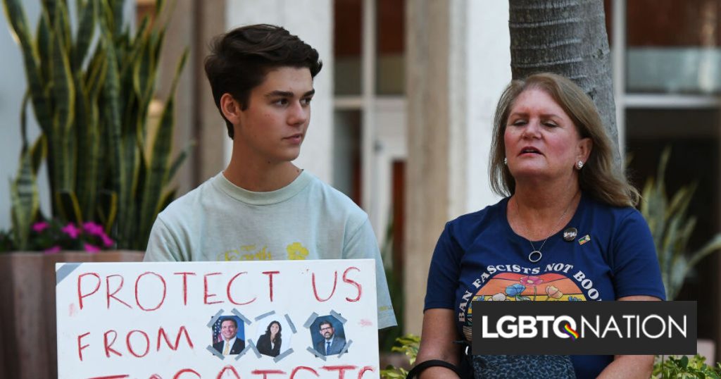 Pancarta de libro humillada en reunión de la junta escolar de Florida.  Ella huyó sin decir una palabra.