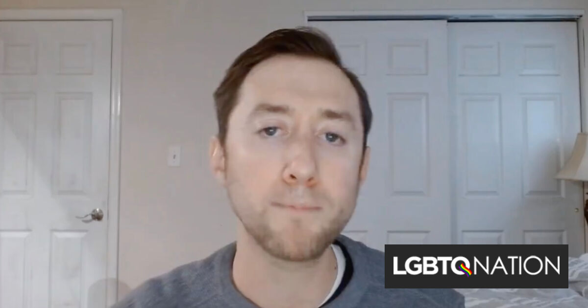 Un asesino perturbado levantó la cabeza cortada de su padre y despotricó contra las personas LGBTQ+