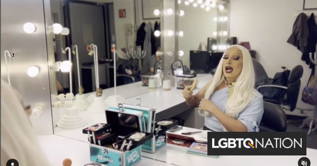 Un valiente presentador de noticias mexicano hace su programa vestido de mujer. Ha puesto su vida en peligro.