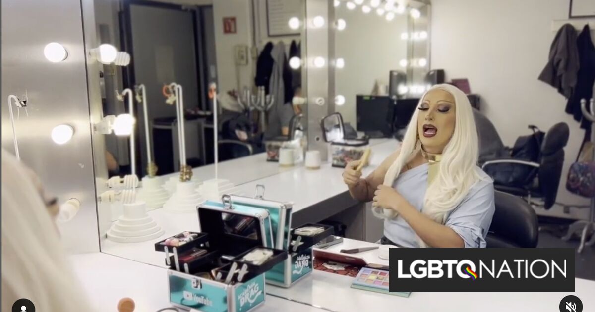 Un valiente presentador de noticias mexicano hace su programa vestido de mujer. Ha puesto su vida en peligro.