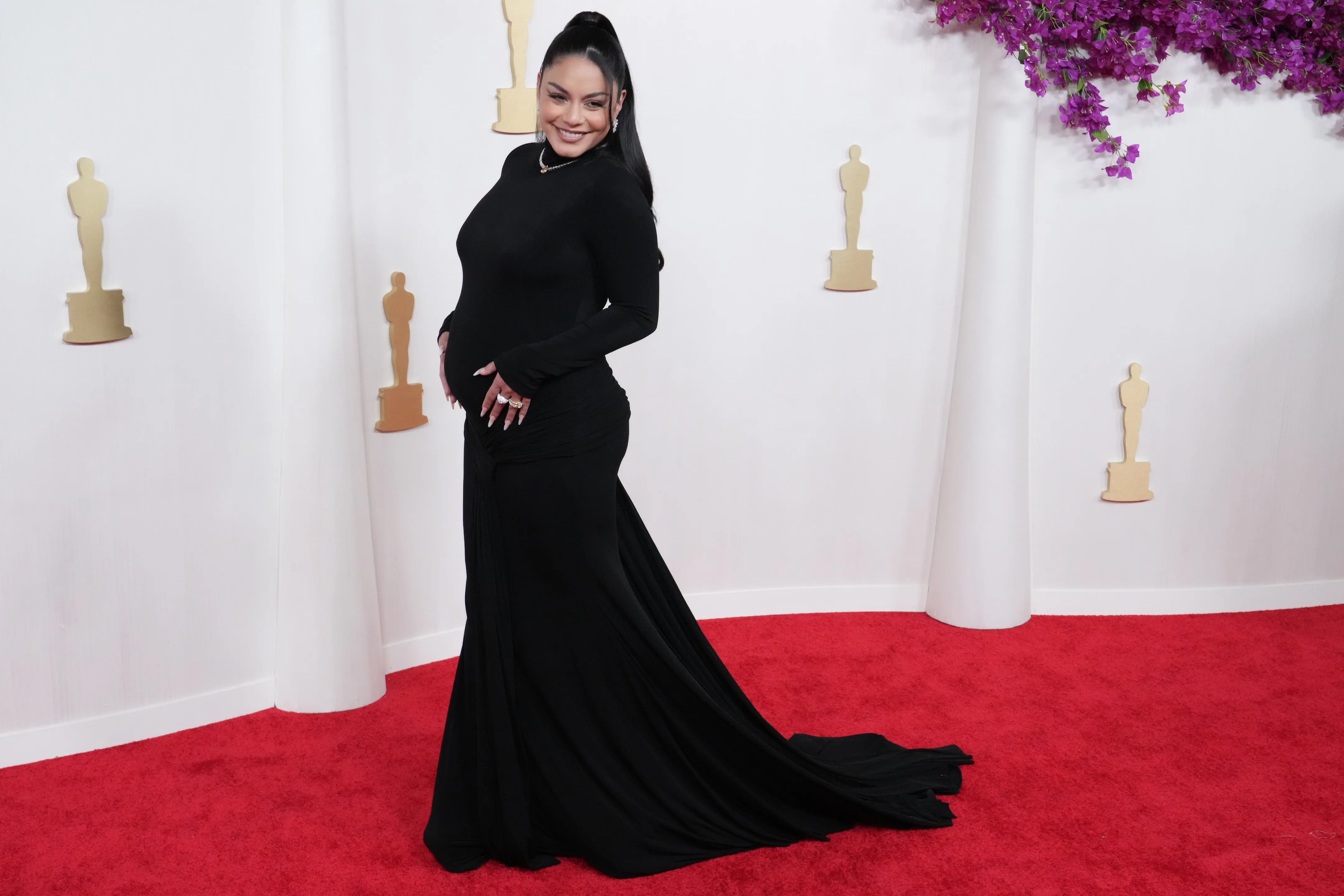 Vanessa Hudgens confirma su embarazo en los Oscar 2024