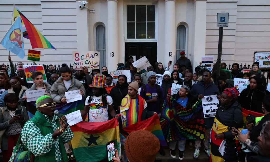 Decenas de personas LGBTQ+ y aliados se reunieron frente a la Alta Comisión de Ghana en Londres para protestar contra un proyecto de ley anti-LGBTQ+ aprobado por el parlamento del país africano.