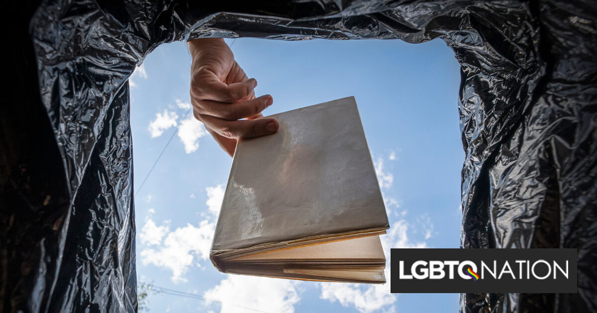 Cientos de libros diversos “no aprobados” encontrados tirados en una escuela primaria