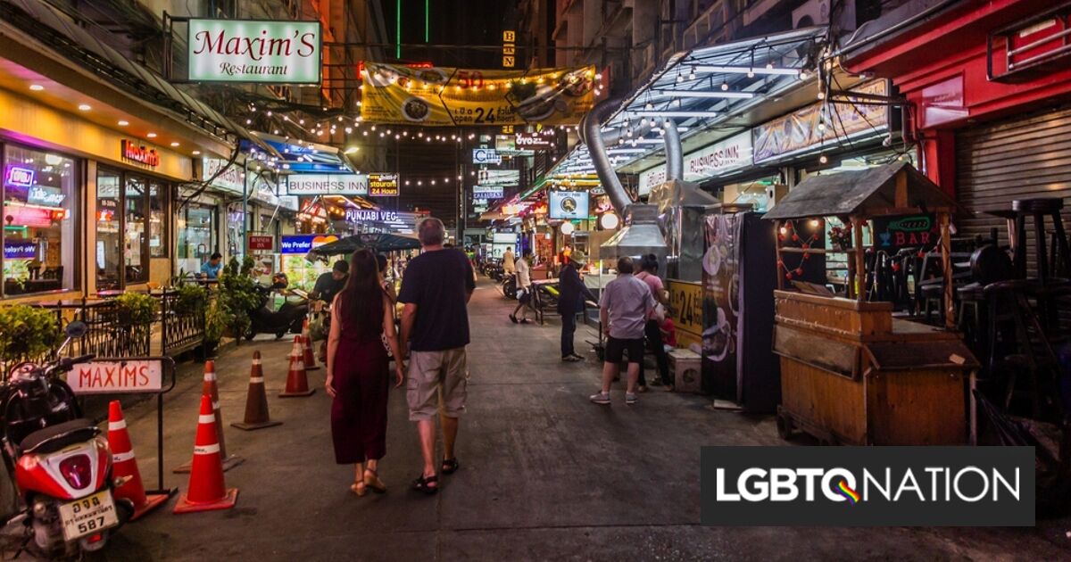 Cientos de trabajadoras sexuales trans tailandesas y filipinas luchan en una guerra territorial masiva