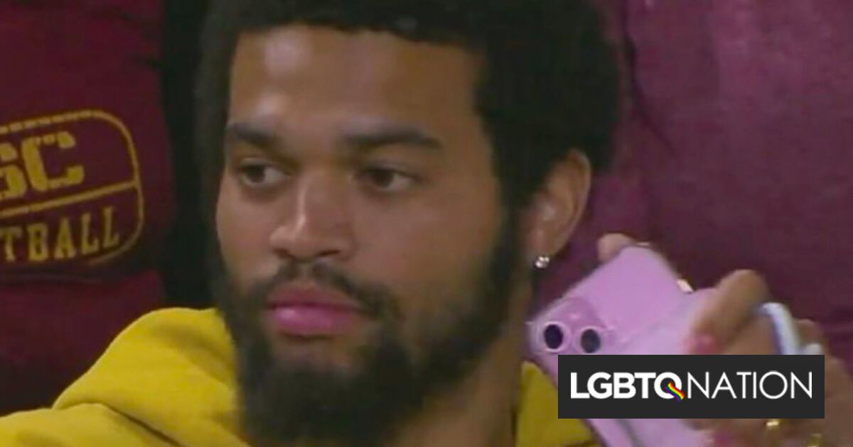 Estrella del fútbol ridiculizada como gay por llevar accesorios rosas al partido de baloncesto femenino