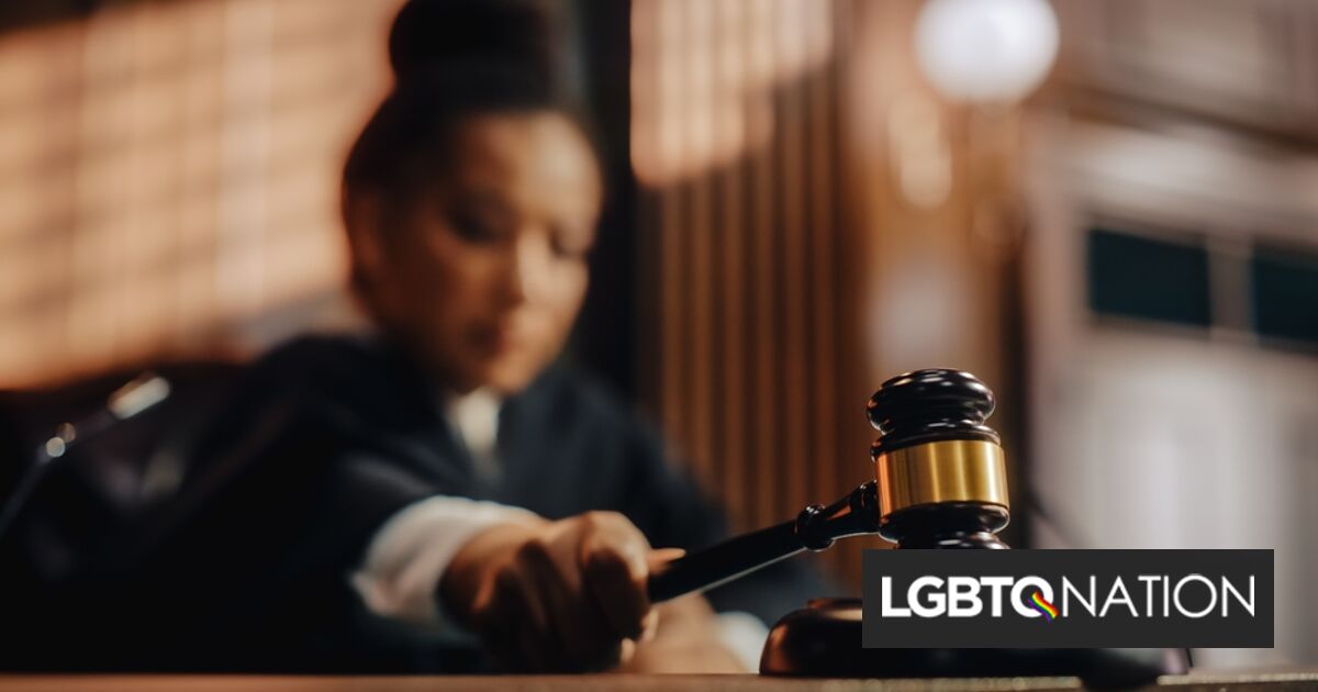 Juez bloquea el “intento cruel” de Texas de obligar a un grupo LGBTQ+ a expulsar a las familias trans