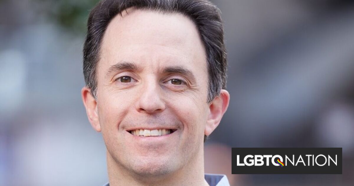 Las escuelas le dijeron a un autor que omitiera la palabra "gay" en sus charlas.  Un año después, todavía está luchando.