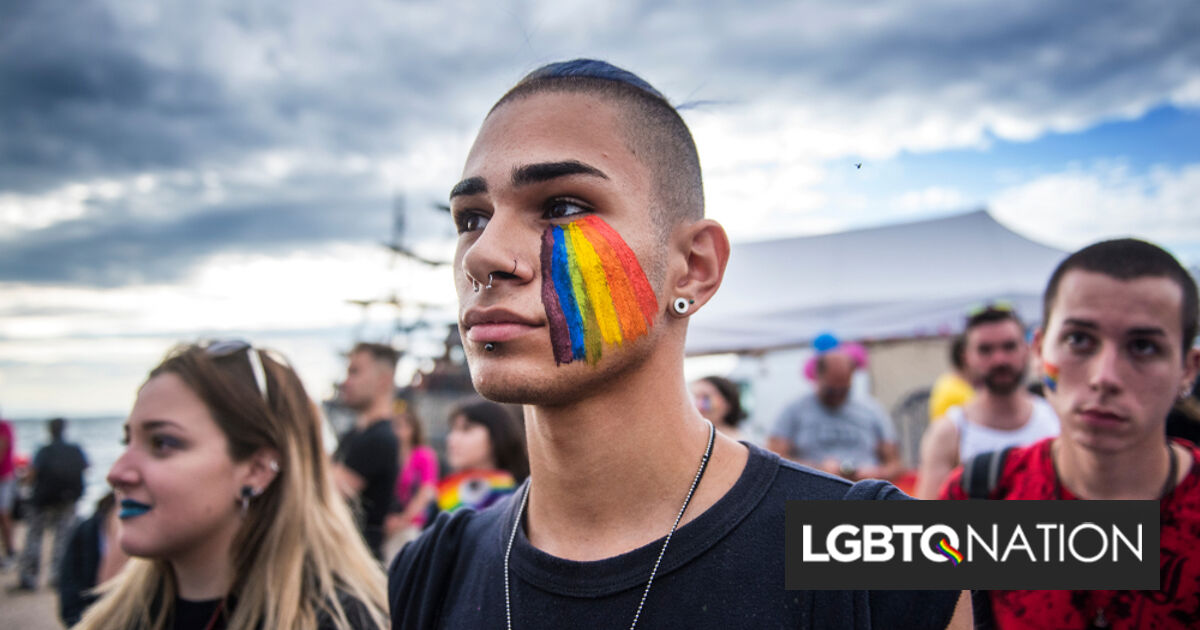 Miles de personas protestan después de que una turba de 200 personas expulsara a una pareja trans de un festival de cine