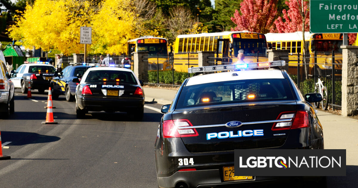 Un educador llevaba una mascarilla de arcoíris.  Entonces comenzaron las amenazas de bomba.