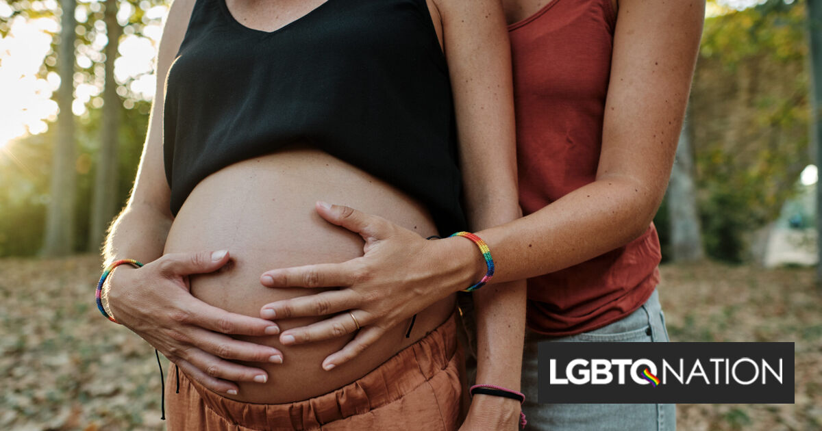 Una madre cargó y la otra amamantó: cómo la FIV y la lactancia inducida lo hicieron todo posible