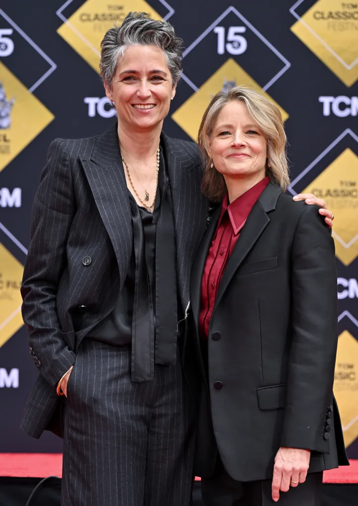 Alexandra Hedison y Jodie Foster asisten a la ceremonia de manos y huellas en honor a Foster.
