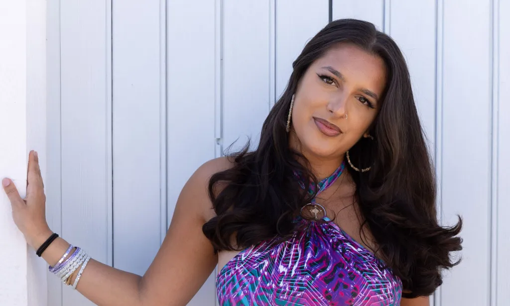 Priya, concursante de Besé a una chica.