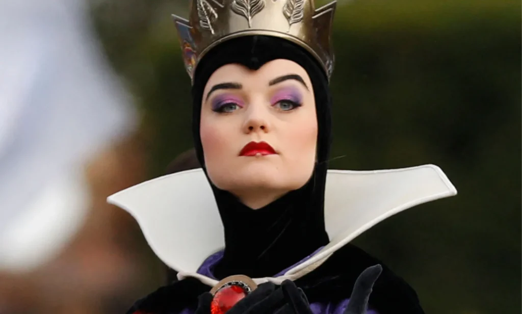Los visitantes furiosos de Disney World se quejan de la Reina Malvada 'masculina', a pesar de que les dijeron que es una mujer
