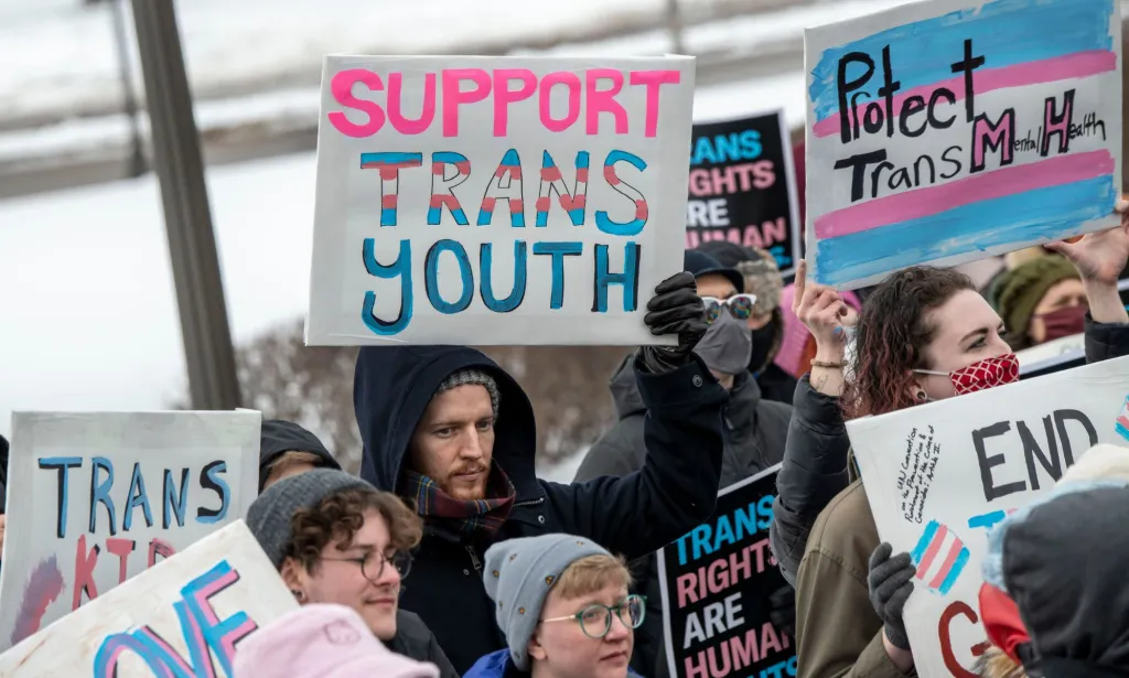 Activistas que protestan por la continua retórica anti-LGBTQ+ de los políticos. 