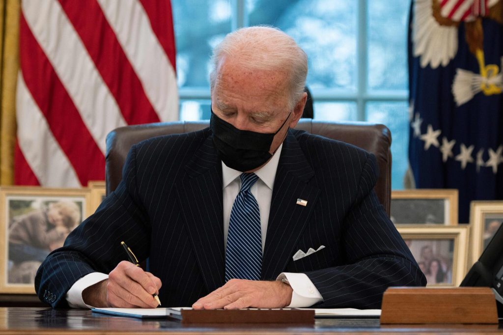 La administración de Biden fue demandada por extender la protección contra la discriminación del Título IX a las personas trans