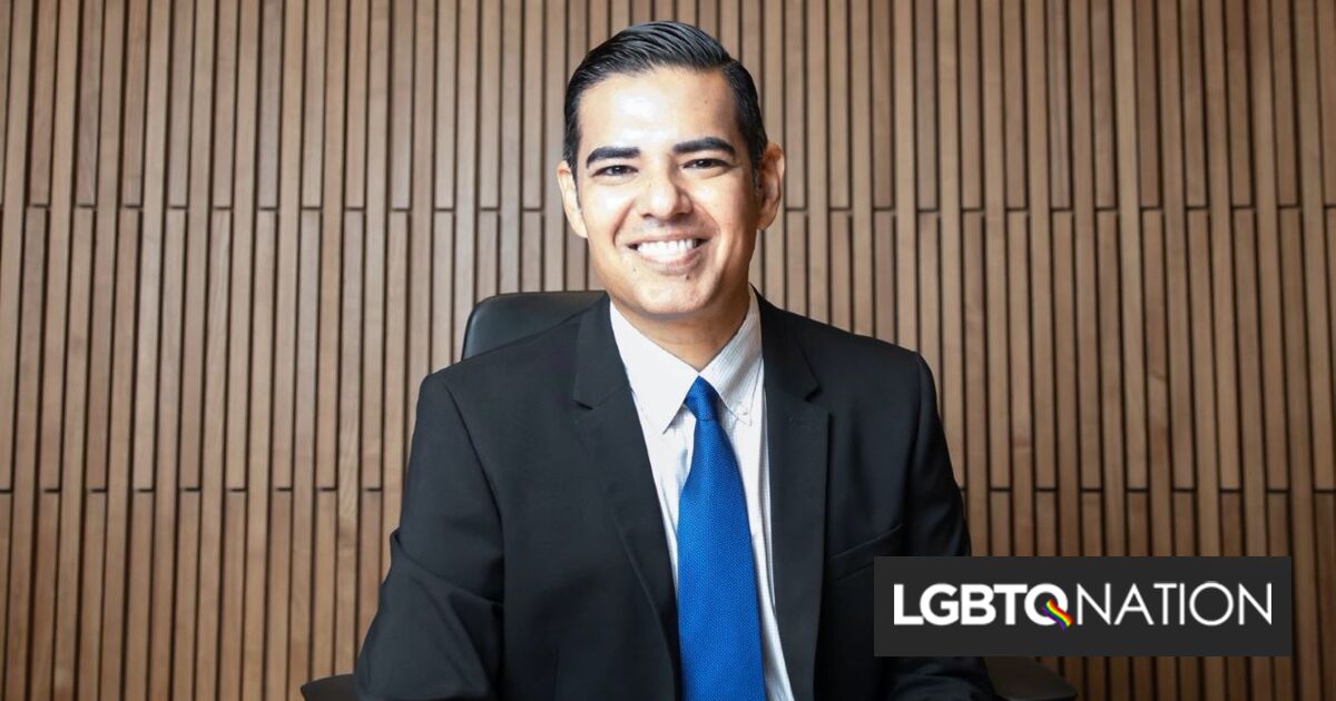 El representante gay Robert García gana premio por ser uno de los miembros “más sedientos” del Congreso