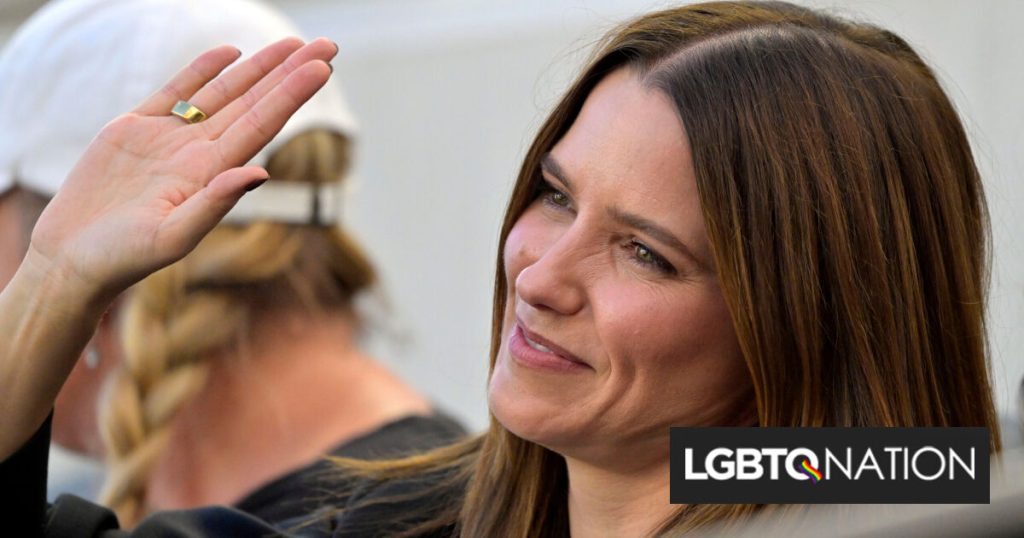 La actriz Sophia Bush no puede dejar de sonreír después de declararse queer en un poderoso ensayo