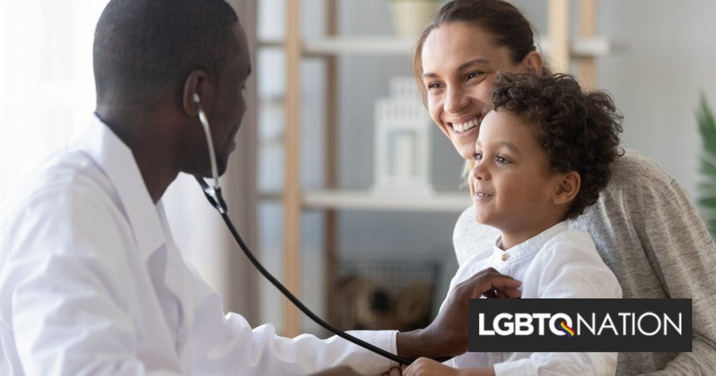 Las prohibiciones de atención médica para personas trans son “humillantes” y costosas para las familias que se ven obligadas a viajar para recibir atención médica
