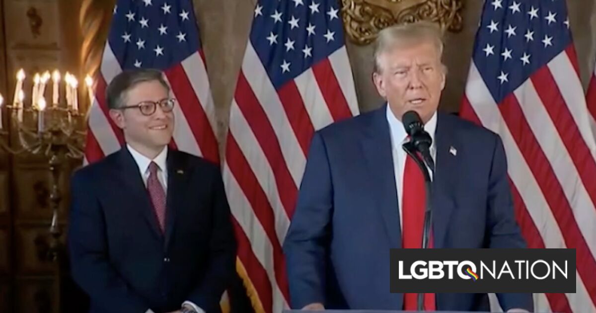 Trump y Mike Johnson dan una extraña conferencia de prensa para presentar una ley que ya existe