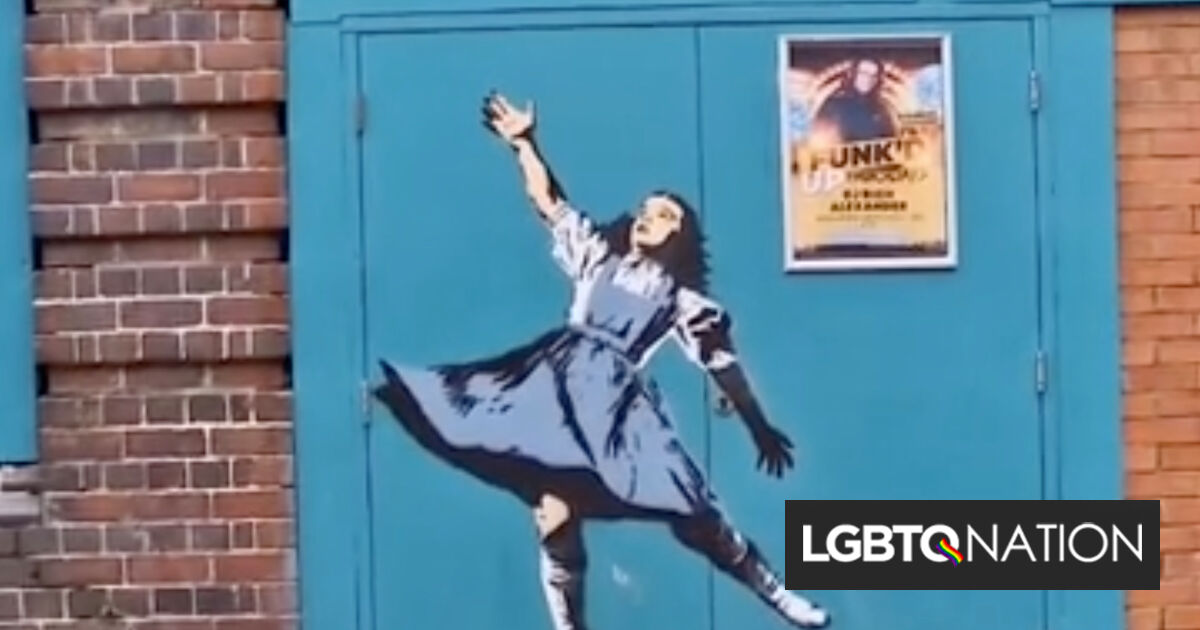 Un mural estilo Banksy aparece misteriosamente en un bar gay y a la gente le encanta