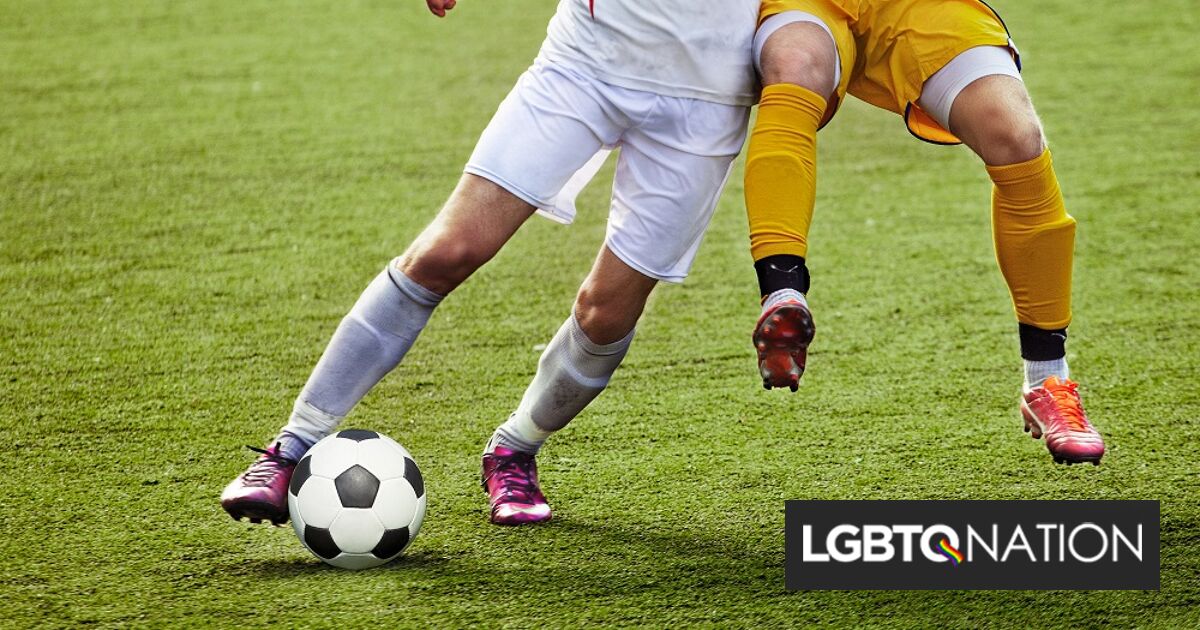 Un partido de fútbol se detuvo mientras los fanáticos lanzaban cánticos homofóbicos contra un jugador estadounidense