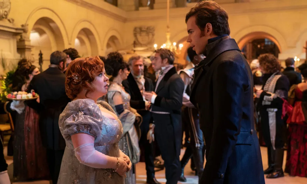 Nicola Coughlan y Luke Newton en una imagen fija de la tercera temporada de Bridgerton.