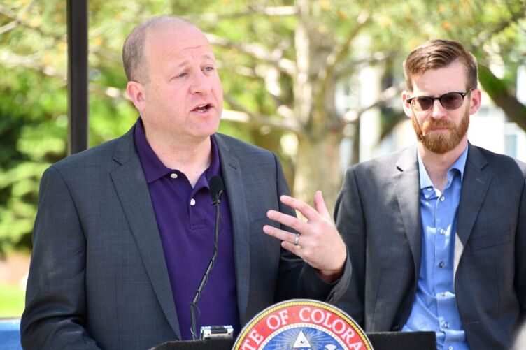 El gobernador de Colorado, Jared Polis, habla el viernes 27 de mayo de 2022 en el Centro de Estudiantes Occhiato de la Universidad Estatal de Colorado Pueblo antes de firmar un proyecto de ley que permite a los veteranos asistir a cursos universitarios por $10 o menos. 