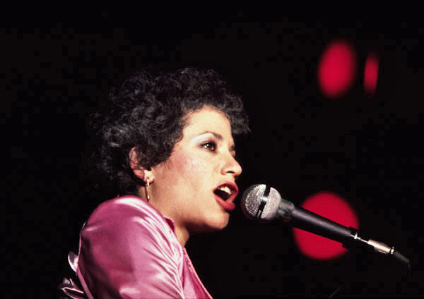 Janis Ian en el Estadio Nacional de Dublín en 1981, vía Wikipedia