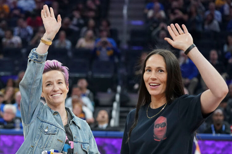 30 de octubre de 2019;  San Francisco, California, EE.UU.;  Megan Rapinoe (izquierda) y Sue Bird (derecha) saludan durante el segundo cuarto entre los Golden State Warriors y los Phoenix Suns en Chase Center.  Crédito obligatorio: Kyle Terada-USA TODAY Deportes