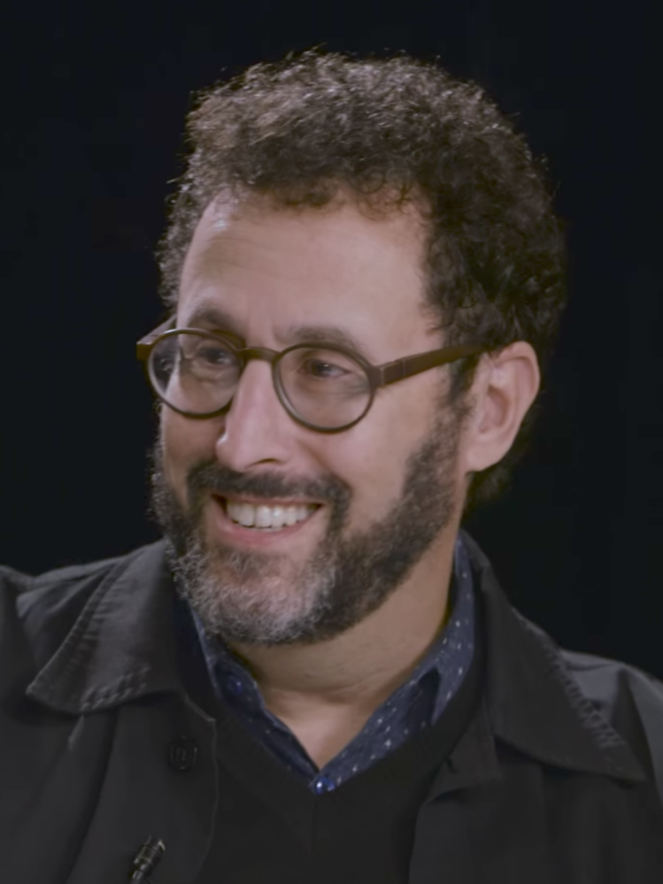 Tony Kushner en The Laura Flanders Show en 2016 vía Wikipedia