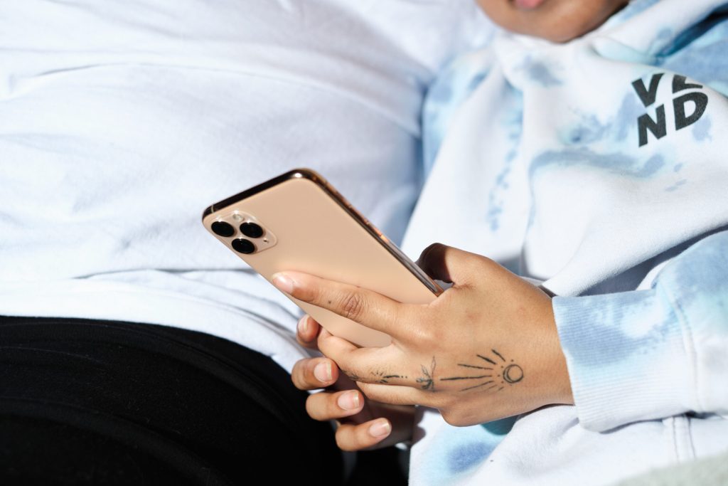 Nuevo informe: Esta es la peor plataforma de redes sociales para personas LGBTQ+