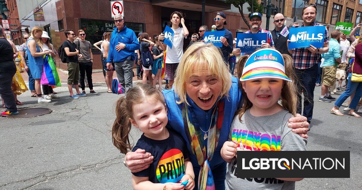 Esta orgullosa abuela aprecia su foto de su gobernador con sus nietos en Pride