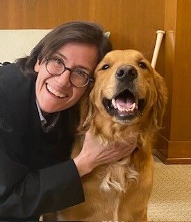 Una imagen de la jueza Ana C. Reyes abrazando a su perro
