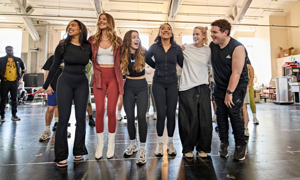 El elenco de Mean Girls en el West End ensayando. 