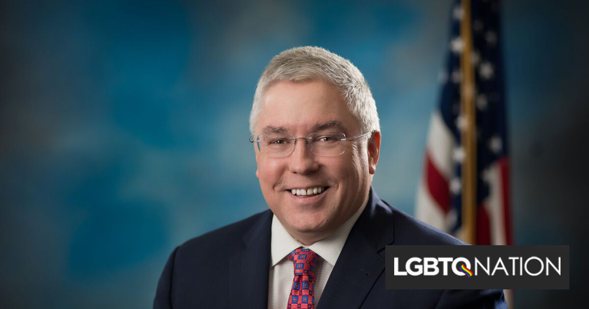 El fiscal general del Partido Republicano apoya a los estudiantes de octavo grado que protestaron por el derecho de las niñas trans a competir