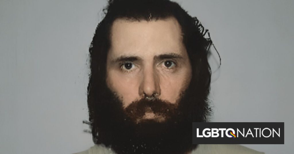 El neonazi dijo que estaba protegiendo a los niños al protestar contra el drag.  Lo acaban de arrestar con pornografía infantil.