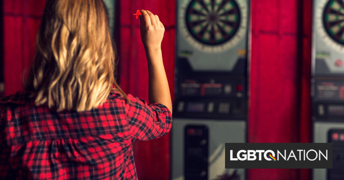 Jugador de dardos pierde una competición importante antes de competir contra una mujer trans