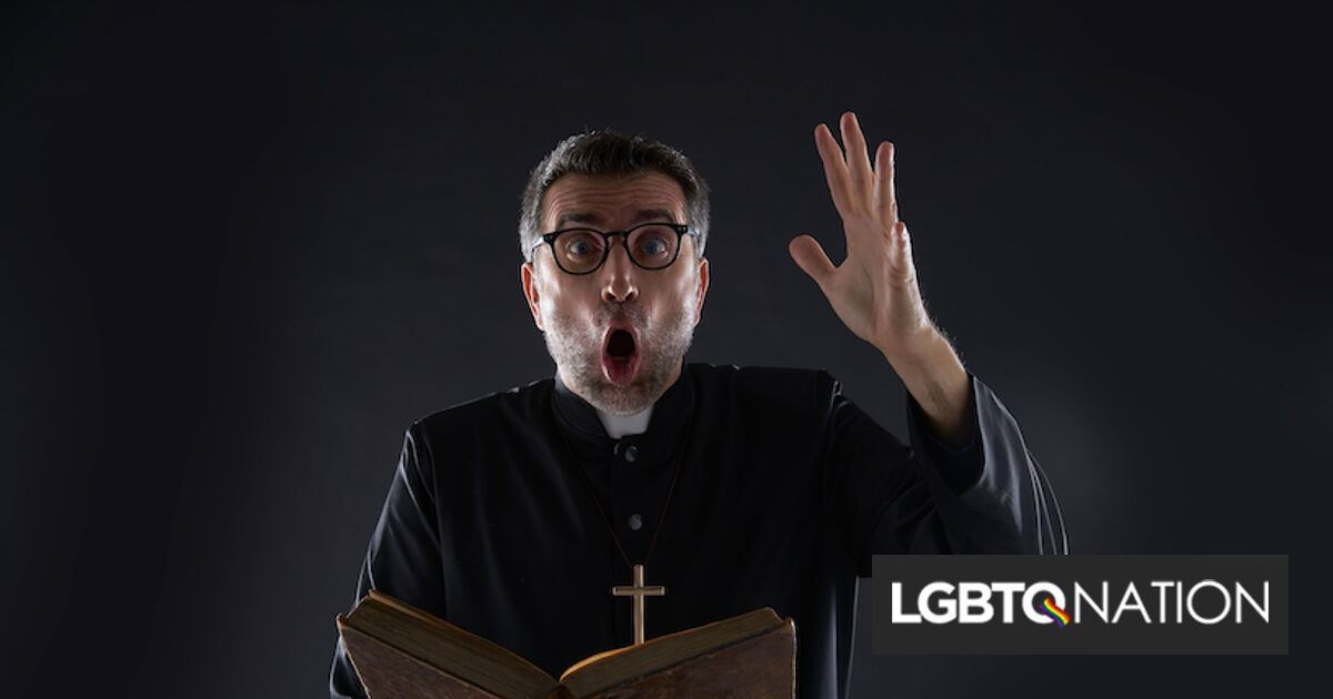 Líder intolerante de la iglesia huye de su propia protesta anti-trans