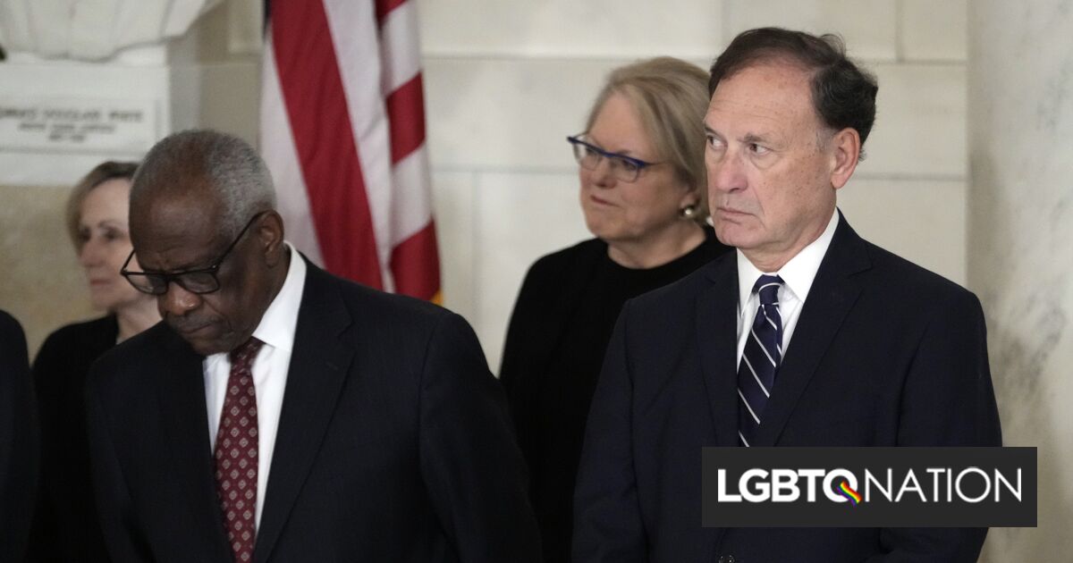 Los nacionalistas cristianos ondean su bandera desde las sedes del gobierno