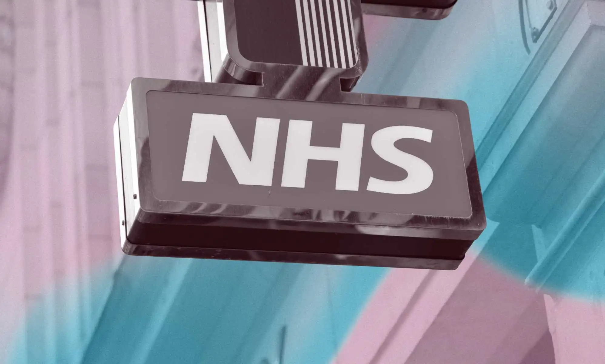 Los niños trans podrían verse "obligados a una detransición médica" según los planes filtrados del NHS de Inglaterra